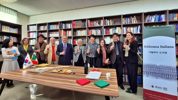 한국외대, 이탈리어과 도서관 개관식 단체 사진-사람들이 잔을 들고 있음